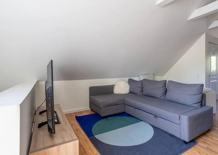 Duplex 3 Bed 2 Bat Steps From Lincoln Square Apartment *